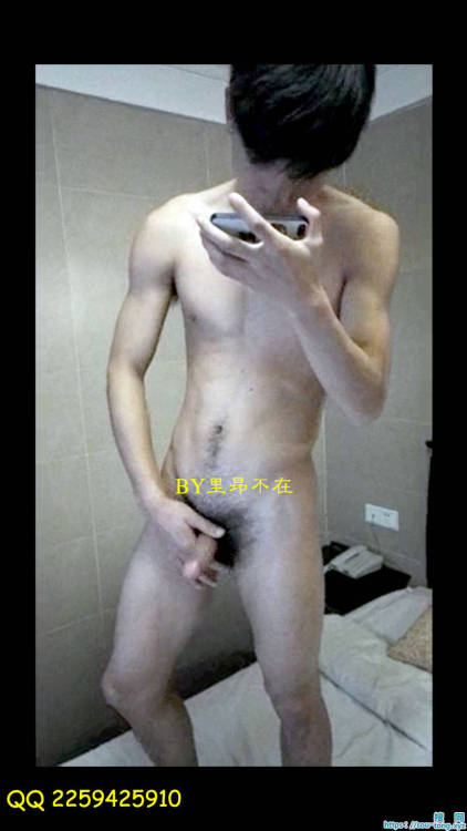 boydeptraialone:  mantop106910:  是個身材很精實的大學練跆拳的直男帥氣大生  Hot 