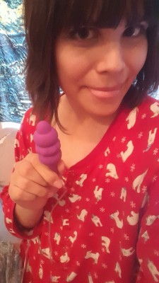 gloomy-sheep:  Its time for another Gloomy Review!: Lazy Pajamas Edition!  This product was sent to me by the lovely people at Pink B.O.B. and i have to say it’s really something. Its a nice powerful little vibrator with multiple speeds and settings.