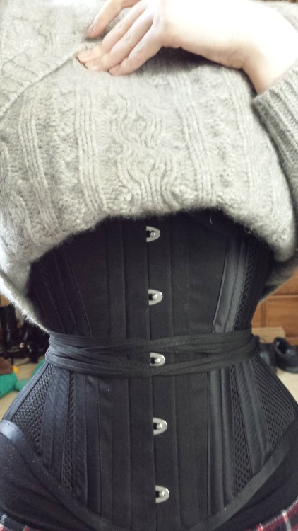 bustiers-and-corsets:  A cozy sweater and a snug cinch~🖤