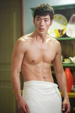 yumyumasianhunks:  yum yum Asian hunks. check