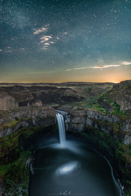 Palouse Falls under the Milky Way [1367x2048][OC] Who says you can&rsquo;t shoot the Milky Way o