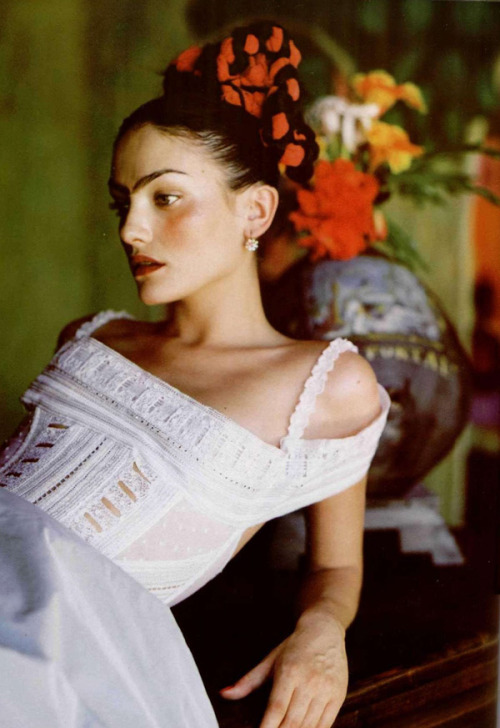 80s-90s-supermodels:“Sur Les Traces de Frida Kahlo”, L'OFFICIEL France, February 1998Photographer: I