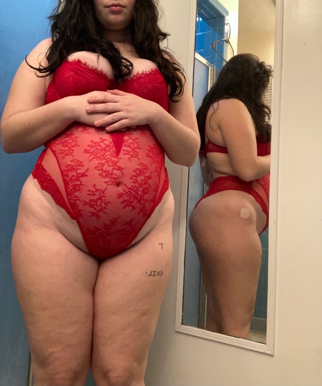 tianastummy:red always makes me feel so cute 