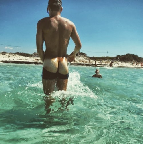 S E A B U T T This #butt is jumping around like a little fish! Butts love being silly in the sea! Gr