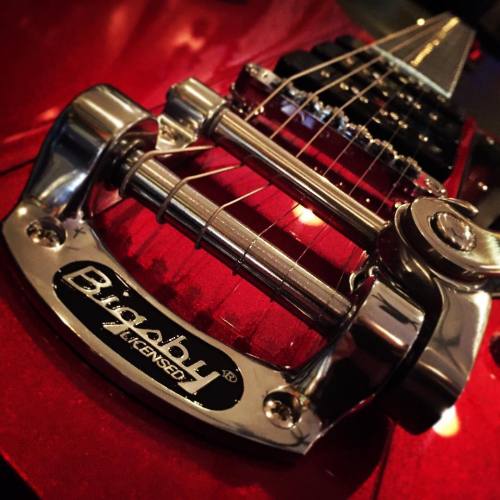 Reverend Warhawk 390 #reverendguitars #warhawk #bigsby #p90 #guitar #METALlicred (at Collar City Gui