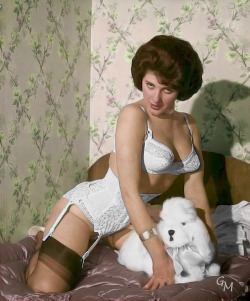 vintagegirdle:  Vintage girdle  pin up © Girdlemaster 