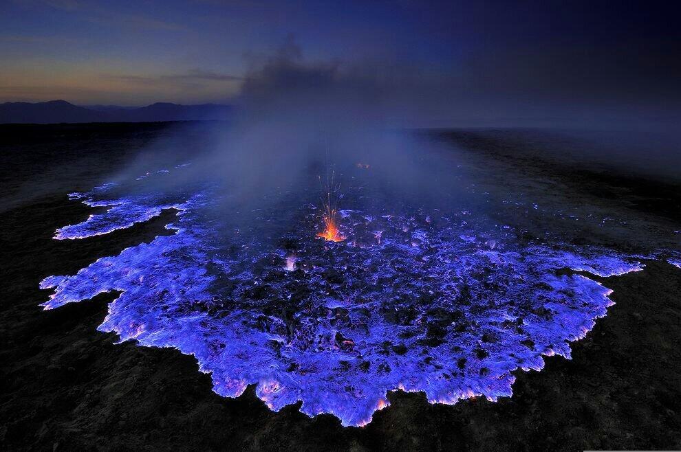 arpeggia:  Kawah Ijen, Indonesia“Kawah Ijen is one of several volcanoes located