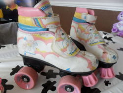 glittervajayjayy:  Vintage My Little Pony roller skates! These sold for under Ū.00 on EBAY! ugh, not fair! I want them!!! 