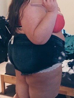 thuridbbw:Yay for fat girls in short shorts!