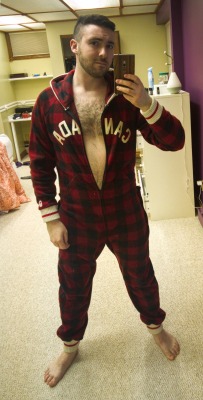 a-cold-boy:I have a onesie now. It is great and Canadian and has a butt flap.