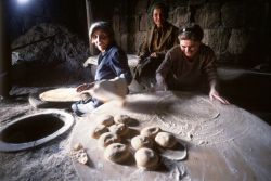 biladal-sham:Saratak, Armenia, 2000. Women