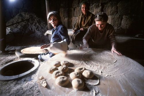 biladal-sham:Saratak, Armenia, 2000. Women baking bread // Ian Berry