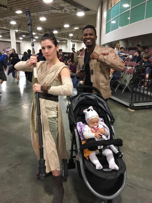 alicemcnairintheair:thebibi:out-there-on-the-maroon:victorkrum25:Finn and Rey get together and have 