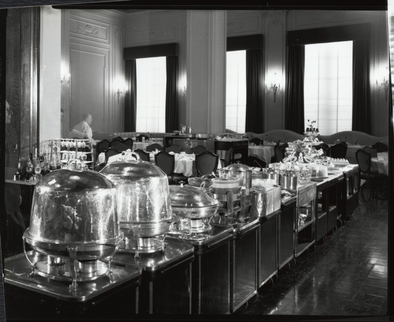 memoriastoica:  Redwood Room in the Clift Hotel, San Francisco. Circa 1950s. 