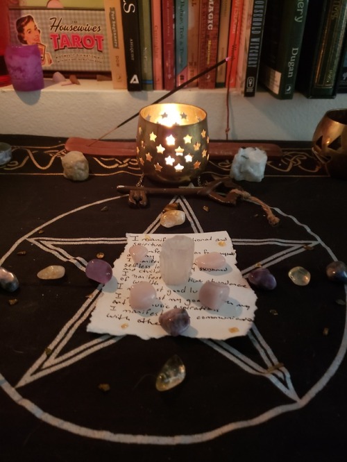 Altar & crystal grid ive got up for the eclipse even though i cant see it bc its daylight here. 