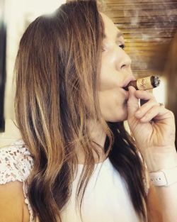 ftbmelanie:I loved this beautiful cigar gifted to me by @daniel_raminfard! Thank you friend! @agingroomcigars @fordonfifth #cigars #cigarians #botl #sotl #botlazchapter #agingroom #cigarz #cigarro #loversoftheleaf #cigarfamily #cigarlove #scottsdaleaz