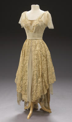 fashionsfromhistory:  Costume Worn by Mitzi