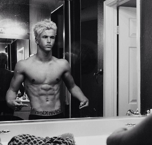 fuckustevepena:  He’s NAKED!!  Nate Garner is Vine and Instagram phenomenon signed by Wilhelimina Models LA.