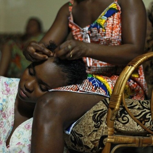 soracities:hair, a love languagecredits: 1. hair salon in gabon (bruno barbey, 1984) / 2. navajo nat