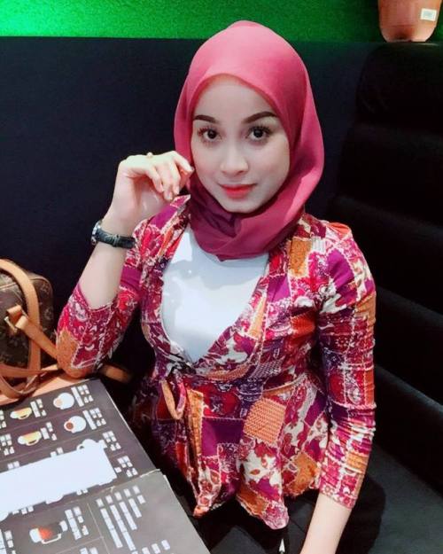 tudung909090:padu lah awek ni .. comel gak awek tudung melayu urmmm