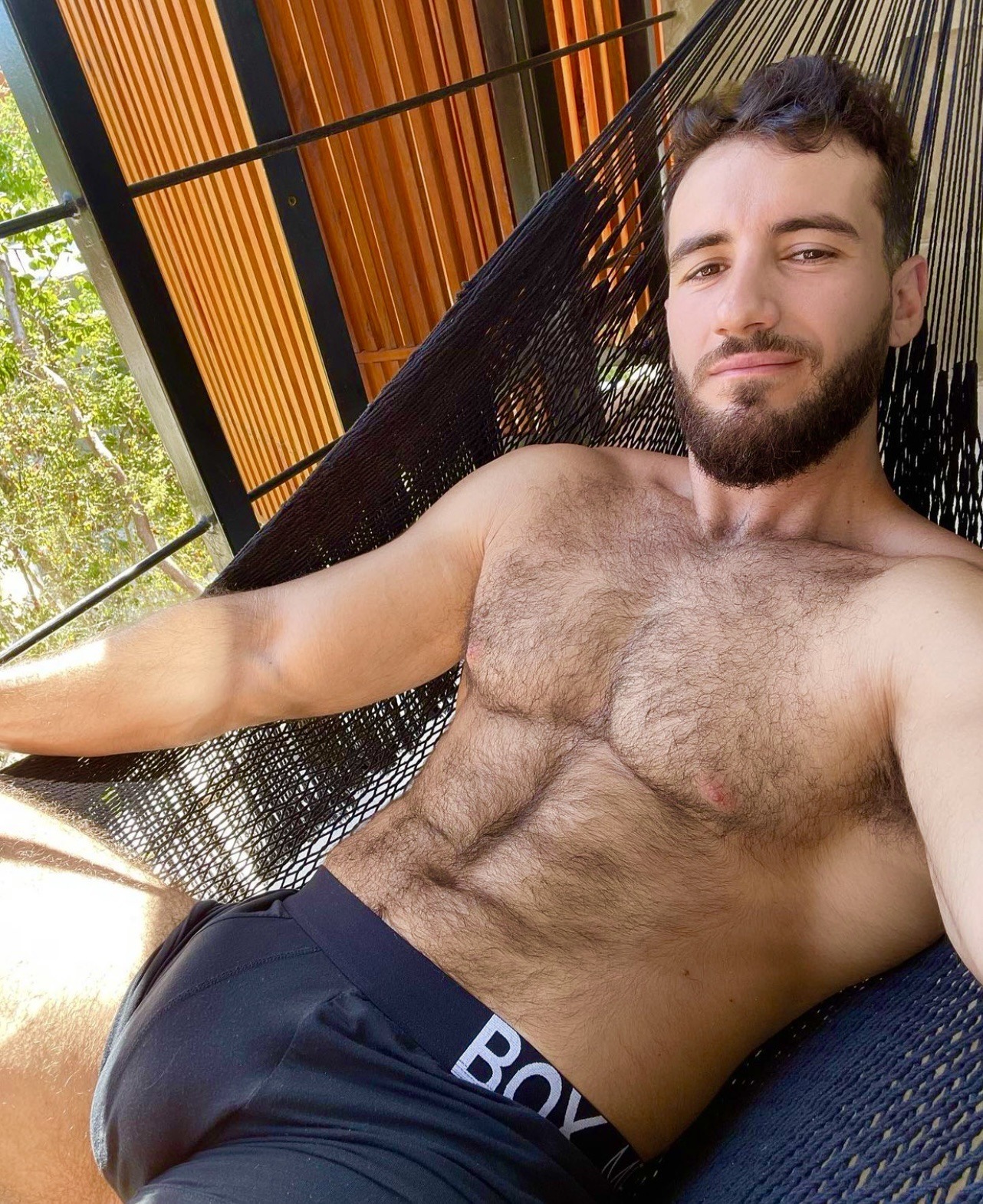 elnerdo19:Sexy Sam Vass and that furry chest of his! 🐻 🐺 💪🏼 🥩 ❤️😍🥰😈