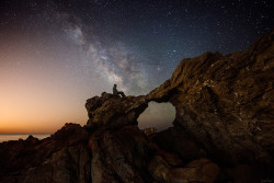 anoiteces-me:  just–space:  Stargazing on top of a Malibu sea arch   js