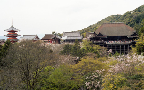 Le complexe du Kiyomizu-dera vu de la pagode Koyasu-no-to. Le bâtiment principal ou Hondo est souten