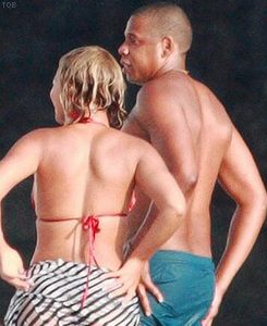 thequeenbey:  The Carter Family celebrate Beyoncé’s birhday in Italy. 