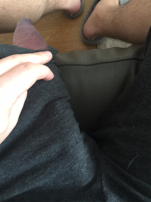 sotight:  When your short become too short for your bulge… ANd yes, i’m cold !)