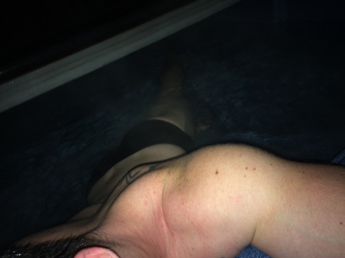 gwensdeafani:  Nothing like a late night in the jacuzzi 