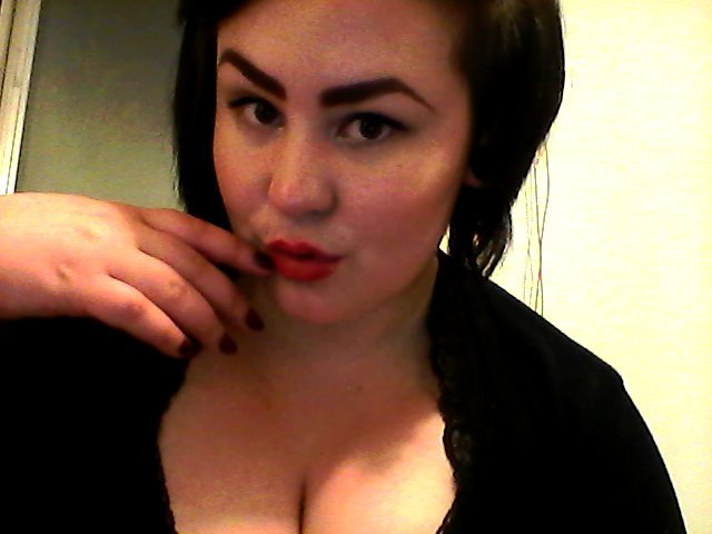 goodcharlotteofficial:  I haven’t reapplied my lipstick for like 5+ hours but check