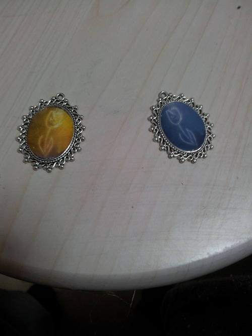 notcrazyiswear:  “white tulip” pendant up for grabs.couldn’t choose between the two backgrounds so I made one of each. They’re up at a ridiculous price on my etsy shop, in blue and in amber. Go on, make Walter happy!