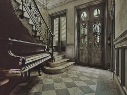 batsandharmony:  Last Tune by Rebecca Litchfield Photographer on Flickr. 