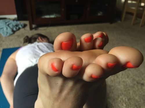 opentolife37: Yoga Close up of these sexy perfect toes! Perfection!