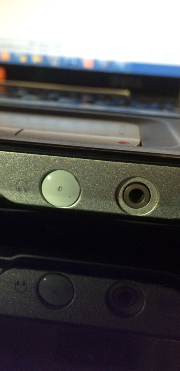 thingsfittingperfectlyintothings: tack + jack(fit found by Etienne Simonin) Welp, not getting t