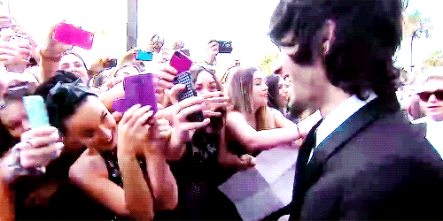 zayncangetsome:   katy pretending to be a fan &amp; taking a pic of zayn x  