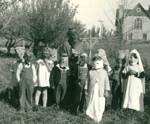 Sex merisea:  When halloween costumes used to pictures