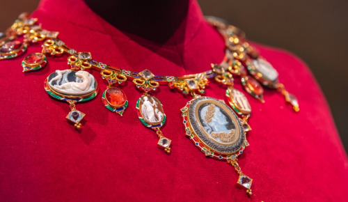 a-hulder: The Devonshire Parure. Made in 1856 for Maria, Countess Granville, to wear in Moscow 