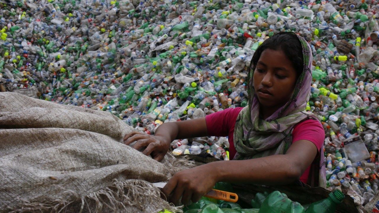 FRAGILIDAD. Jóvenes adolescentes trabajan en una fábrica de reciclado plástico en Daca, Bangladesh, el 31 de Agosto de 2017. (Md Mehedi Hasan / ZUMA Wire / dpa)
MIRÁ TODA LA FOTOGALERÍA