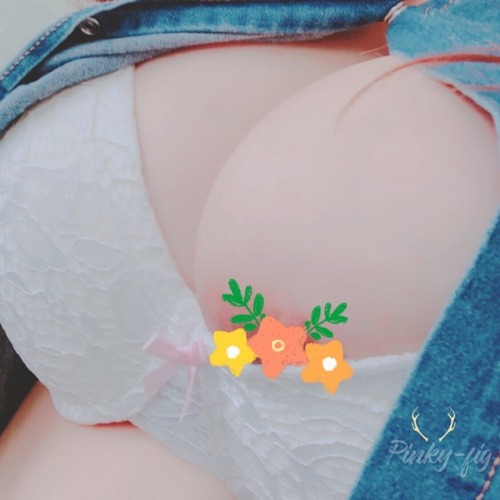 pinky-fig: 晚安~ night~ 今天穿的罩罩小了一点，不小心露了一丢丢，赶紧挡住