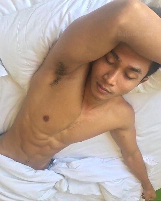 farishhaziq:  Tired today, goodnight 😙  Mcm ni pon dh npk sexy…no need to naked!