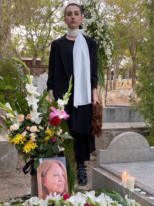 chombatme:Minoo Majidi, a Kurdish woman was shot dead in the recent protests.this is her daughter, standing at her grave and holding her hair.