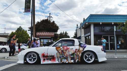 rauhweltbegriff: cool car but what a weird ecchi show