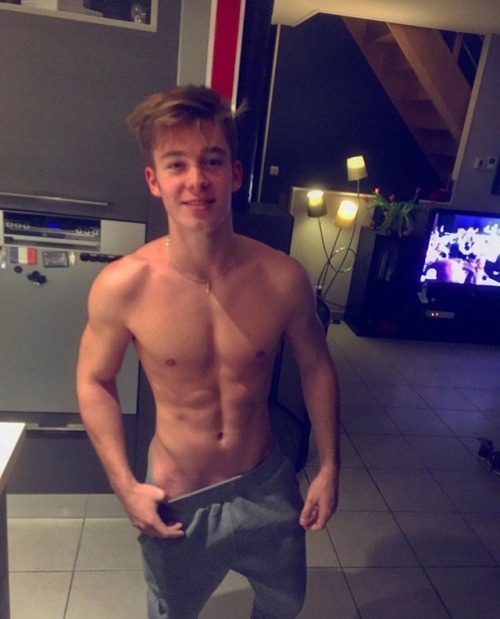 skinnyfotze:  musclboy:“You wanna see more?”  was geil….