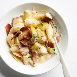 bhgfood:  Apple-Bacon Mac and Cheese: Need