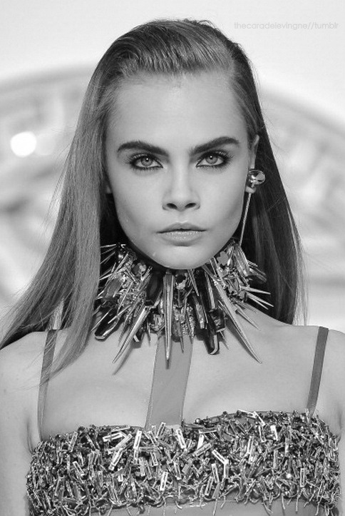 black-white-and-bold:  Cara Delevingne for Versace 