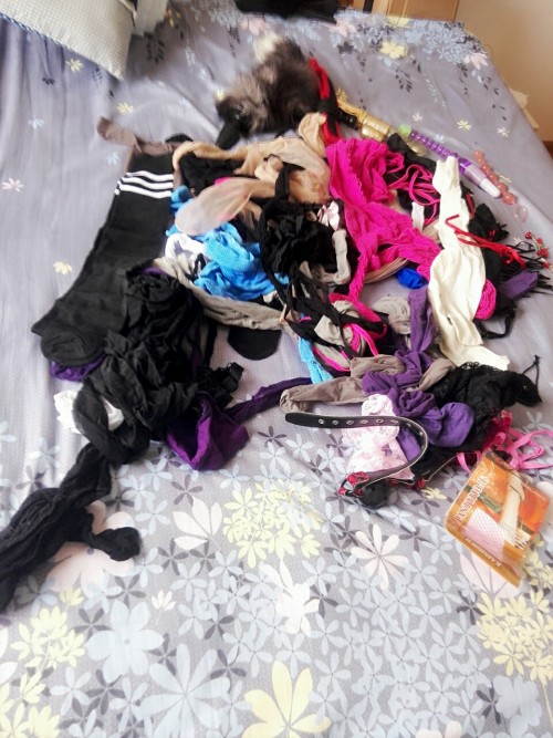 llzzyy: 下午翘班回家躺着，然后突然就想起来这些玩具什么的好久没收拾了，就全都翻出来重新整理了一下。现在的丝袜质量好差，基本穿个一两次就坏了，扔了吧，还怪可惜的。留着还占地方。有没有恋丝癖的老公
