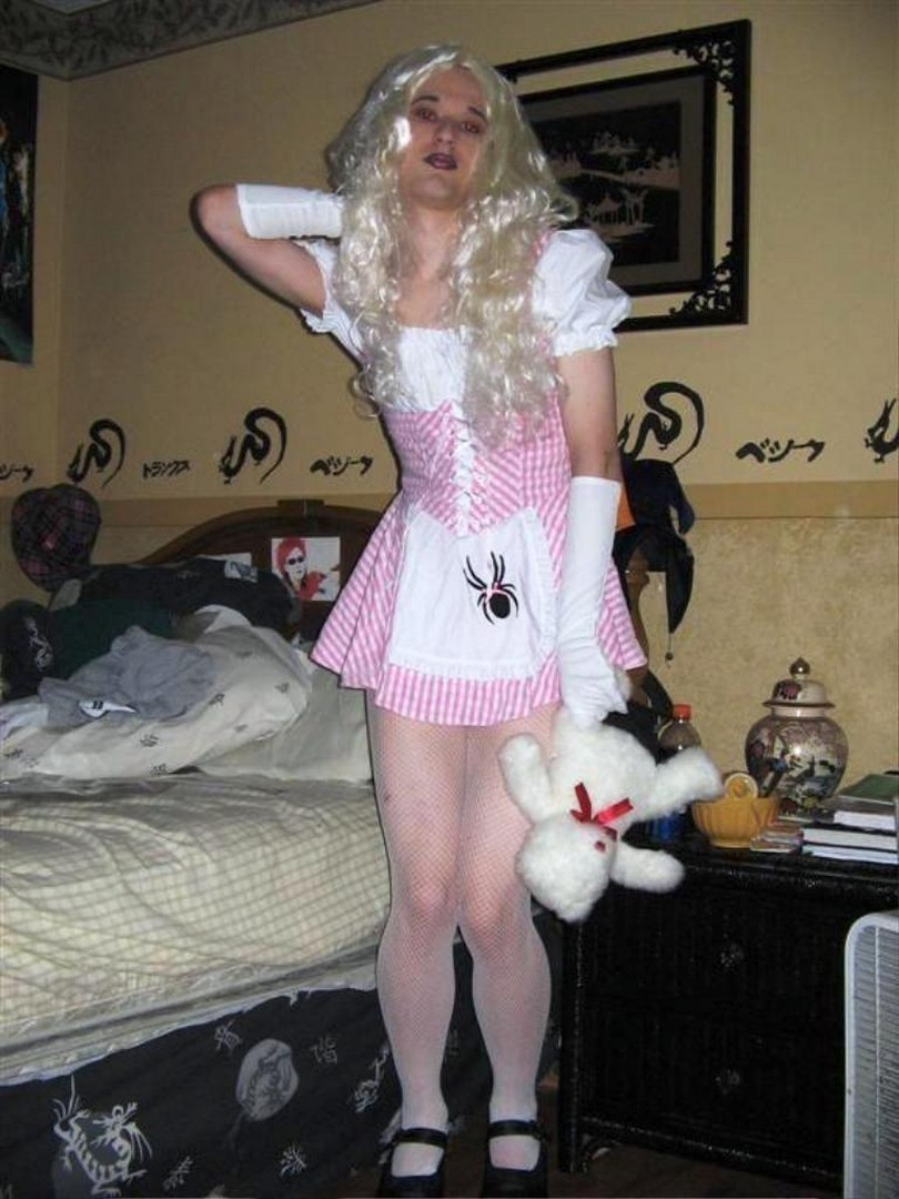 amatcrossdressandtv:  A  lot of beautifull maids !;-)