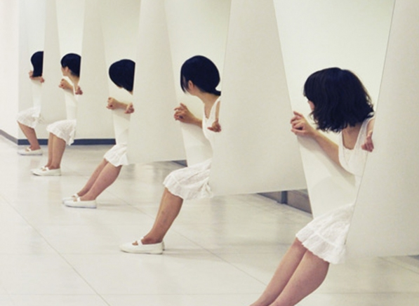 flutedsleeves:  ryuji nakamura &amp; associates, bench between pillars (constructed