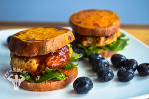 BBQ turkey & sweet potato sliders with spinach & arugula mix and blueberries. Boom. Ingredi